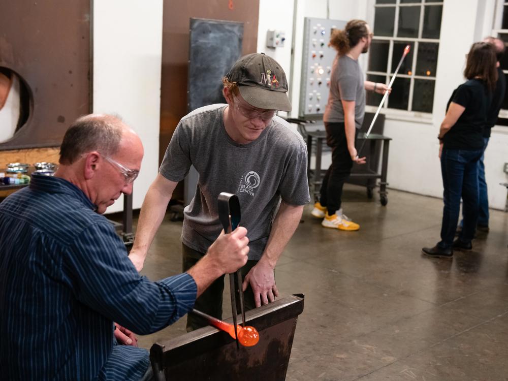 Artist Mitchell Kile offering instruction at the Pittsburgh Glass Center. Photo prior to COVID-19.